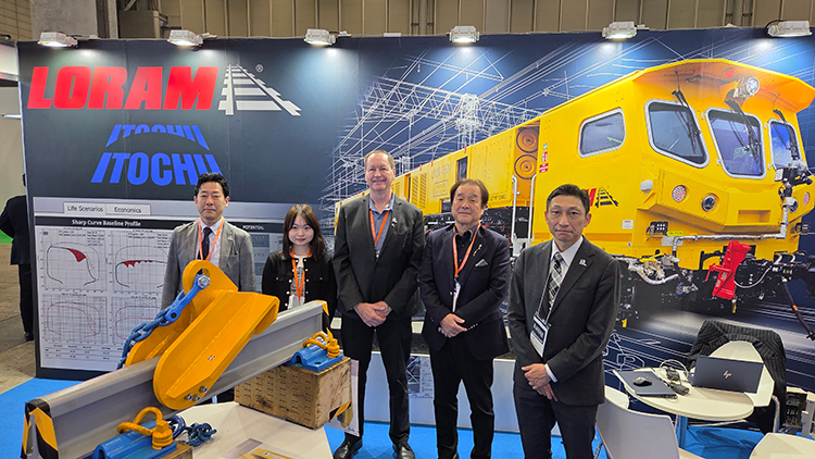 Loram Maintenance of Way, Inc.社(Loram)と共同で出展したブースの様子