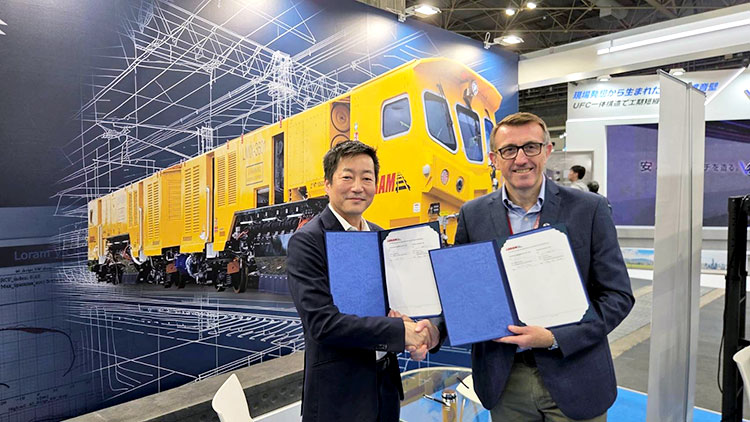 Loram Maintenance of Way, Inc.社(Loram)と共同で出展したブースの様子