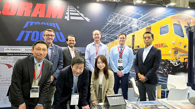 Loram Maintenance of Way, Inc.社(Loram)と共同で出展したブースの様子
